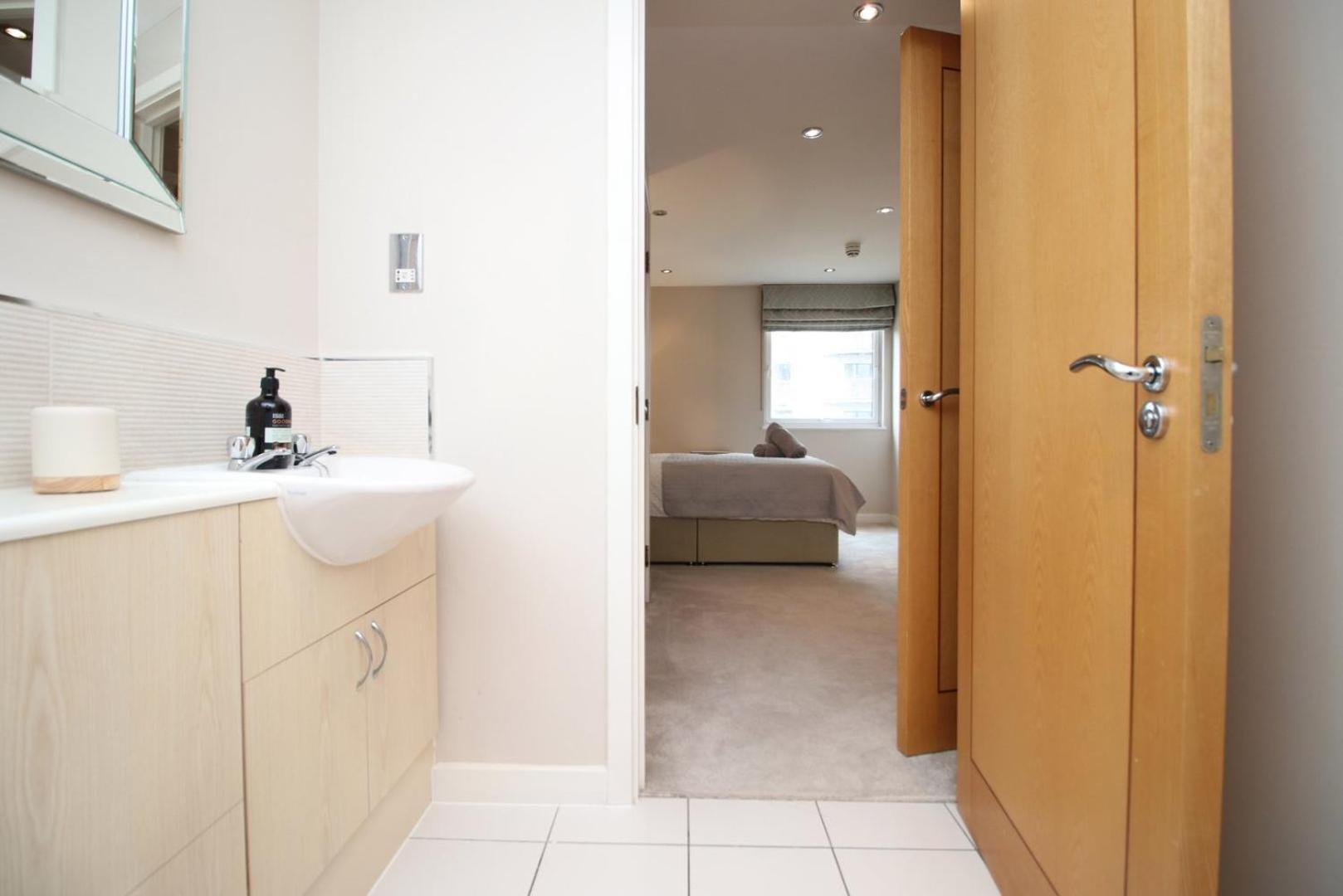 Perfect Getaway In Cardiff Marina Appartement Buitenkant foto